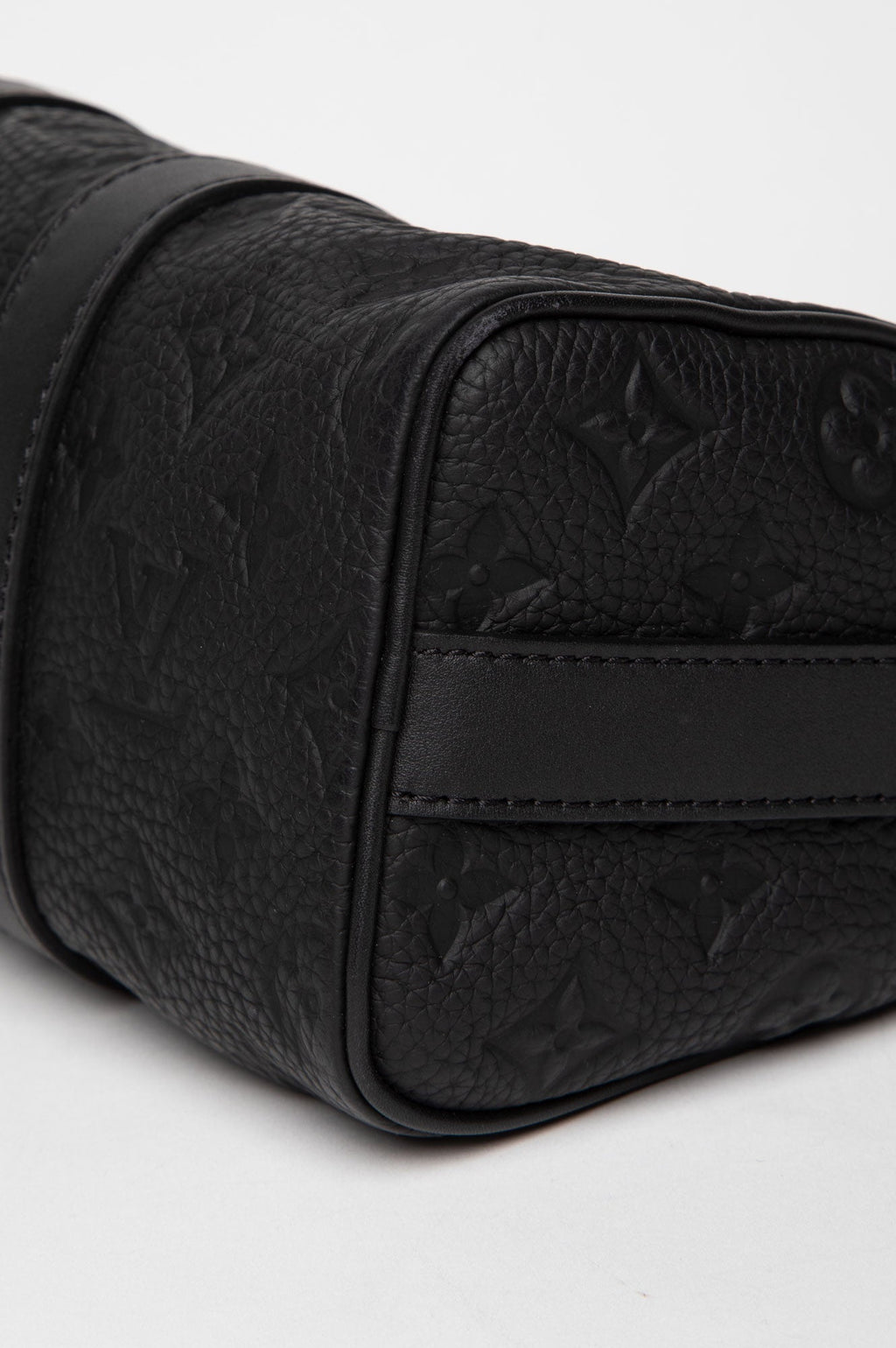 Louis Vuitton Matte Black Taurillon Monogram Leather Keepall Bandoulière 25