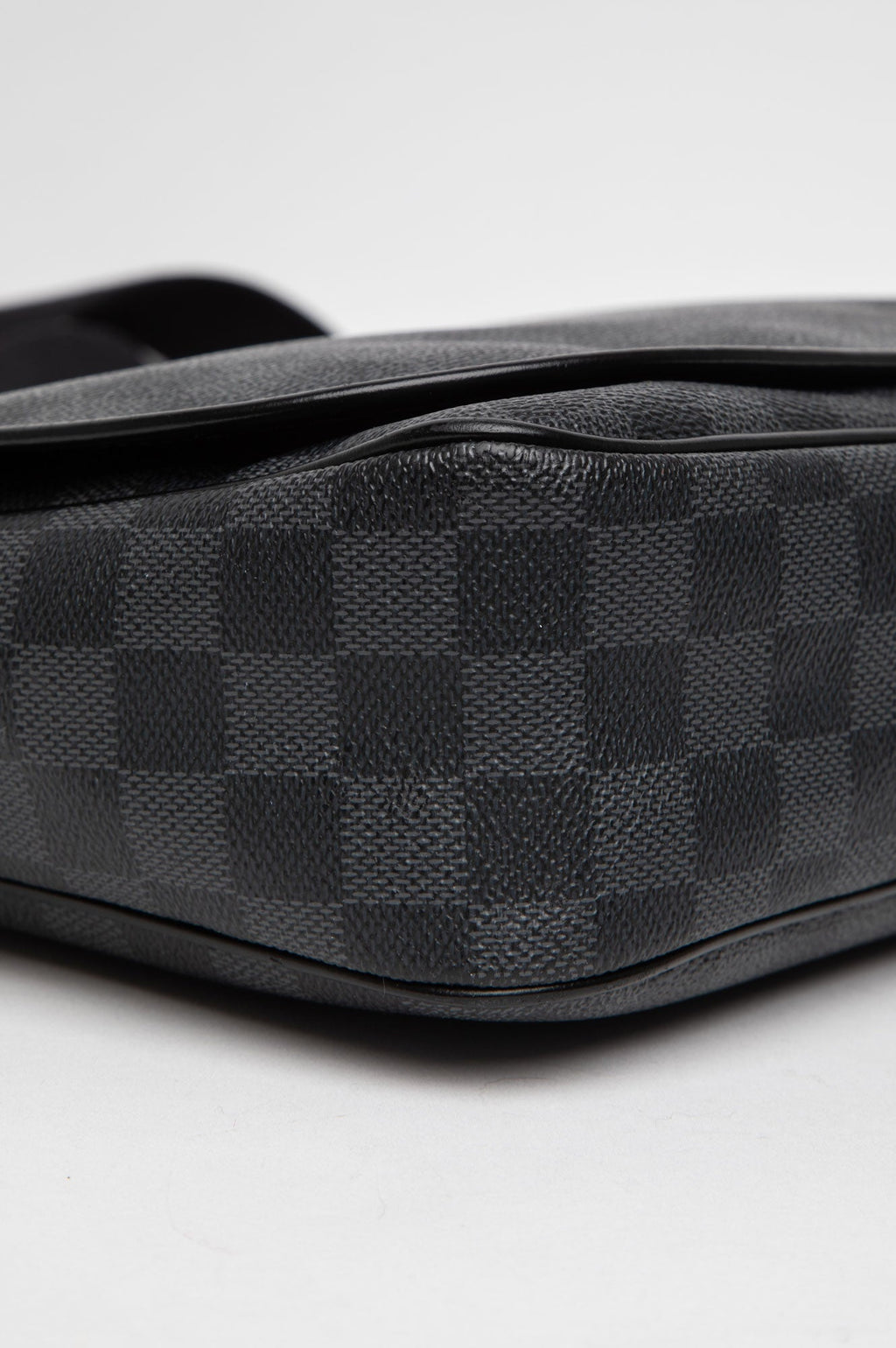 Louis Vuitton Damier Graphite Daniel MM Messenger Bag