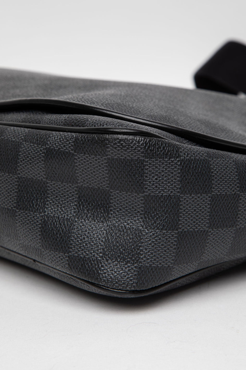 Louis Vuitton Damier Graphite Daniel MM Messenger Bag