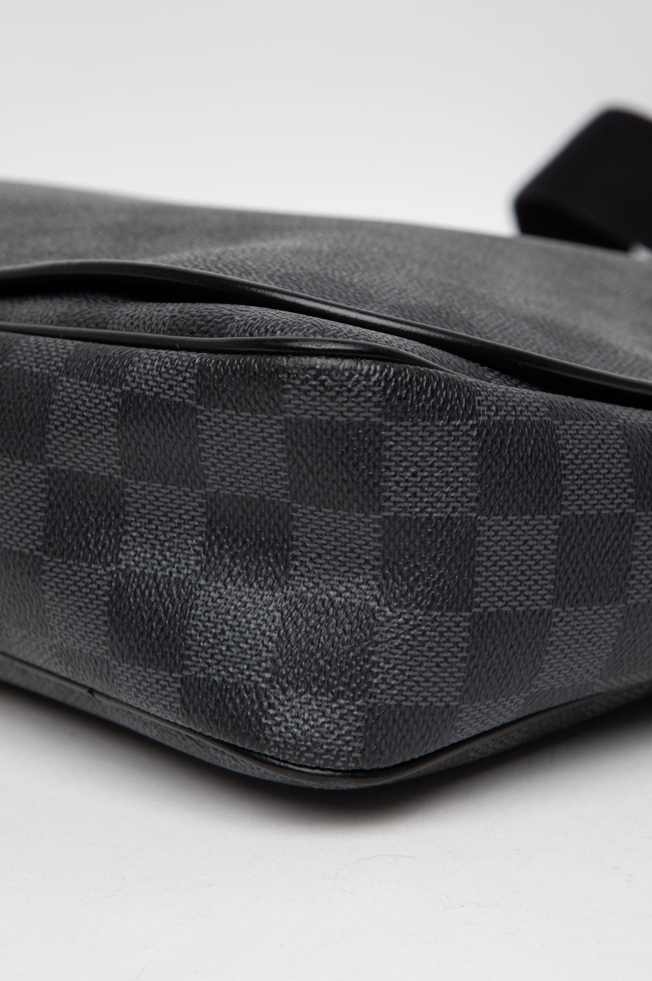 Louis Vuitton Damier Graphite Daniel MM Messenger Bag
