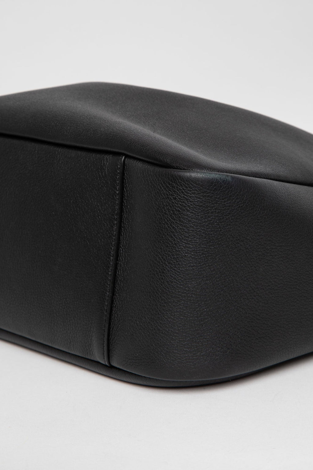 Saint Laurent Large Black Grained Leather Le 5 À 7 Supple Bag